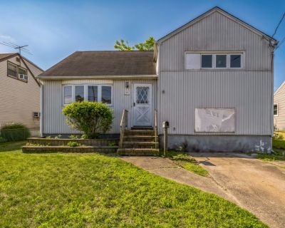 3 Bedroom 2BA 1315 ft Single Family House For Sale in Freeport, NY