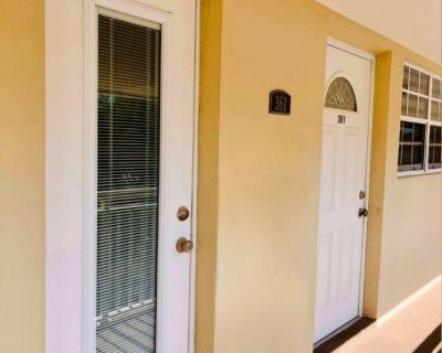 1 Bedroom 1BA 700 ft Condo For Sale in Lighthouse Point, FL