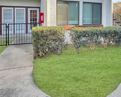 2 Bedroom 2BA 886 ft Single Family House For Rent in Dallas, TX