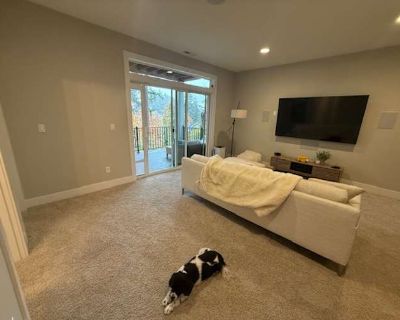 Private room with own bathroom in a House with 3 roomies, Cedar Mill, OR 97229