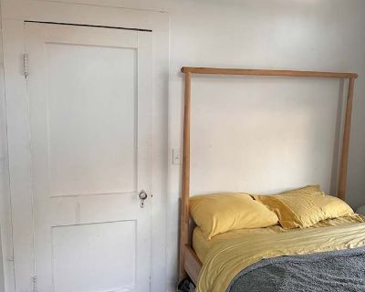 Private room with shared bathroom in a House with 1 roomie, Vancouver, WA 98660