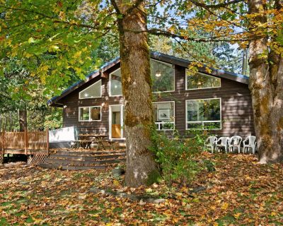 2 Bedroom 2.5BA Pet-Friendly Cabin Vacation Rental in Baring Bend Lodge, Baring, WA