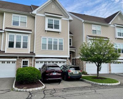 3 Bedroom 2BA 1862 ft Condo For Sale in Danbury, CT