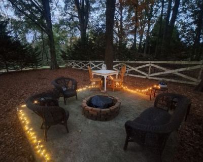 Easy going, don't have parties or significant other. Would like the same for my roommate. Don't mind friends over for social gatherings but that's it.. 1 Bedroom. 1 Bathroom