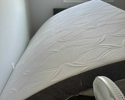 Memory foam king size mattress. Excellent condition.