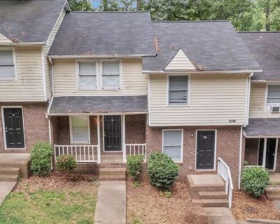 2 Bedroom 1.5BA 900 ft Furnished Townhouse For Rent in Flowery Branch, GA