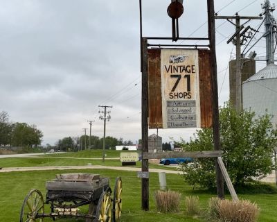 8850 ft Commercial Property For Sale in Yorkville, IL