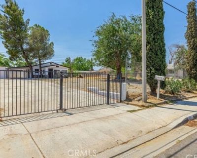 3 Bedroom 1BA 896 ft Apartment For Rent in Lancaster, CA