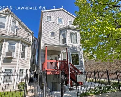 3 Bedroom 1BA Pet-Friendly Apartment For Rent in Chicago, IL