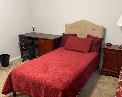 Private room with own bathroom in a Condo with 1 roomie, Wilmington, NC 28403