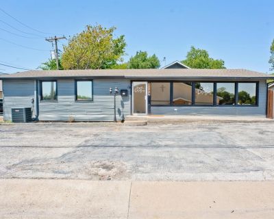 Commercial Property For Rent in Lake Worth, TX