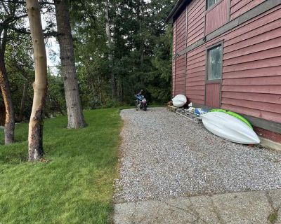 For Rent: 1 bedroom / 1 bathroom suite in Shawnigan Lake Available December 1, 2025 $1800/month - Utilities Included - In-suite laundry Walkout suite located at the north end of Shawnigan Lake. All new appliances and finishing in 2024. 5 minutes to the Shawnigan Lake Village where you will find great local amenities and shops. 10 minutes to Mill Bay & Cobble Hill. Lake access, athletic park and...