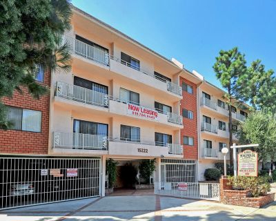 1 Bedroom 2BA 1000 ft Pet-Friendly Apartment For Rent in Sherman Oaks, CA