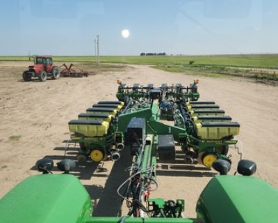 16 row 7200 john deere planter