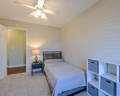 Private room with shared bathroom in a House with 1 roomie, Hollister, CA 95023