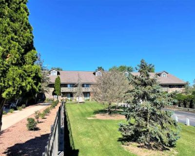 3 Bedroom 2.5BA 1900 ft Pet-Friendly Apartment For Rent in Oconomowoc, WI