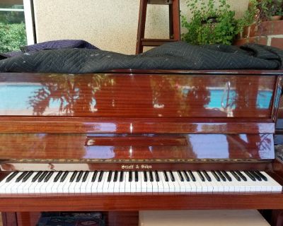 Piano, Mahogany color