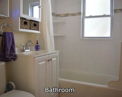 Private room with shared bathroom in an apartment with 3 roomies