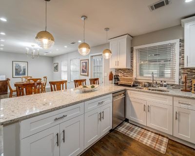 3 Bedroom 2BA Pet-Friendly House Vacation Rental in East Point Elegance , East Point, GA