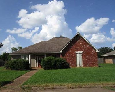 4 Bedroom 3BA 2413 ft Single Family Home For Sale in ALEXANDRIA, LA
