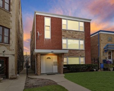 135 Custer Ave Unit 3. LOCATION LOCATION LOCATION , TOP FLOOR !!!! 4 BEDROOM 2 FULL BATH. OPEN FLOOR PLAN, NEW FLOORING THROUGHOUT, REMODELED , CENTRAL A/C AND FURNACE, HUMIDIFIER, NEW WATER HEATER, WHITE SHAKER KITCHEN WITH GRANIT COUNTERTOPS AND MATCHING BACKSPLASH, LED CAN LIGHTS, NEW APPLIANCES. NEW ELECTRICAL , PARKING , LAUNDRY, ONLY 5 MINUTES WALKING DISTANCE TO TRAINE , 15 MINUTS TO THE...