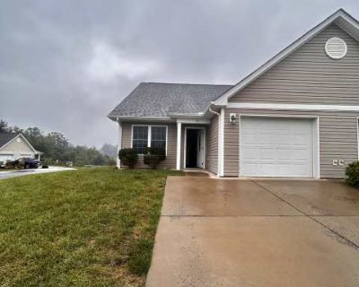 3 Bedroom 2.5BA 1269 ft Pet-Friendly Apartment For Rent in Fishersville, VA