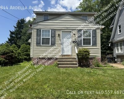 3 Bedroom 1BA 931 ft Single-family home For Rent in Akron, OH