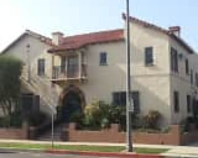 1 Bedroom 1BA 900 ft² Pet-Friendly Apartment For Rent in Los Angeles, CA 465 N Sierra Bonita Ave unit 4