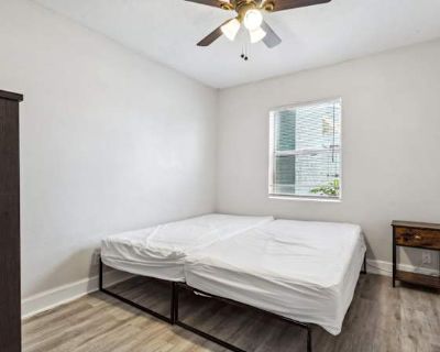 Private room with shared bathroom in a House, St. Petersburg, FL 33712