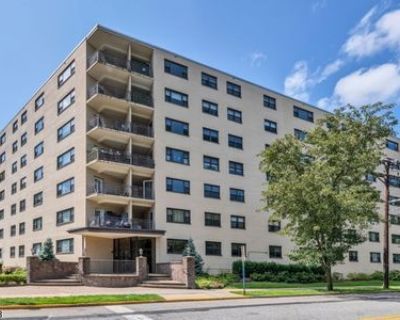 1 Bedroom 1BA Condo For Sale in Hackensack, NJ