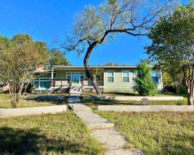 1041 Ivy Lane. image_url. Patio / balcony Hardwood floors Pet friendly Garage Recently renovated Stainless steel Unit Amenities hardwood floors patio / balcony recently renovated stainless steel Property Amenities pet friendly parking garage hot tub cats allowed dogs allowed. Pets allowed. 3 Bedroom. 1 Bathroom. 1439 ft