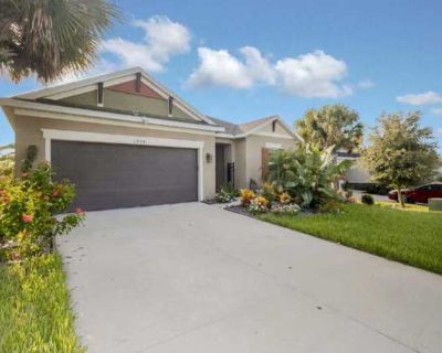 3 Bedroom 2BA 1766 ft Pet-Friendly Apartment For Rent in Apopka, FL