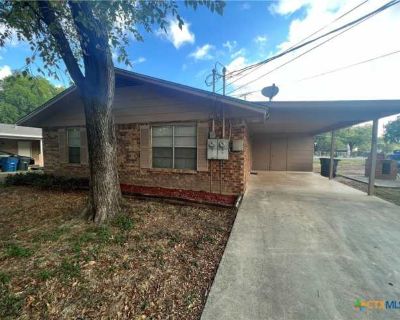 2 Bedroom 1BA 900 ft Pet-Friendly Apartment For Rent in New Braunfels, TX