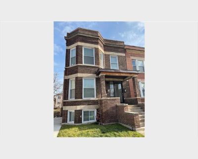 Everyone welcome. Apartment. 2 bedrooms total. 1 bedrooms available (Double Room). 1 bathrooms. 2 months minimum stay. Available 11 November. Furnished . Parking . TV . Wifi .. located about 5 miles south of downtown Chicago. We are close to I-90 and near train and bus routes. Easy commute to downtown. Our place is good for singles, couples, students, workers . This apartment has 2 private lock...