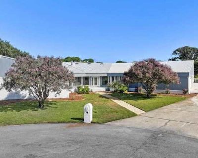 5 Bedroom 4BA 3488 ft Apartment For Rent in Tiger Point, FL