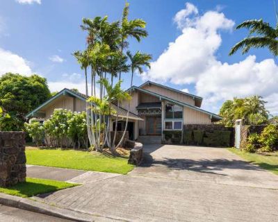 4 Bedroom 3.5BA 3000 ft Furnished Pet-Friendly Apartment For Rent in East Honolulu, HI
