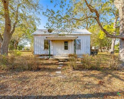 1 Bedroom 1BA 648 ft Single Family Home For Sale in SHINER, TX
