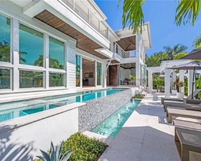 783 11th Ave S. AVAILABLE FOR WEEKLY RENTALS IN NOVEMBER. This exquisite 4 bedroom, 5 bathroom coastal contemporary home is perfectly situated just blocks from Naples white sand beaches and the vibrant Third Street South and Fifth Avenue districts. Built in 2022, the 4, 600-square-foot retreat blends modern luxury with sophisticated design. The gourmet kitchen features Wolf/Sub-Zero appliances,...