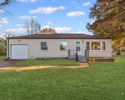 3 Bedroom 1BA 912 ft Pet-Friendly Apartment For Rent in Bellefontaine Neighbors, MO