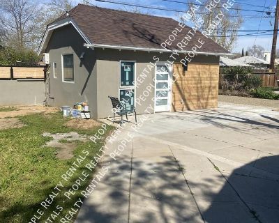 1BA 360 ft Single-family home For Rent in Bakersfield, CA