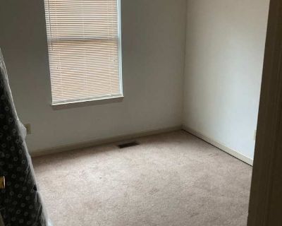 Private room with shared bathroom in a Townhouse, Williamsburg, VA 23185