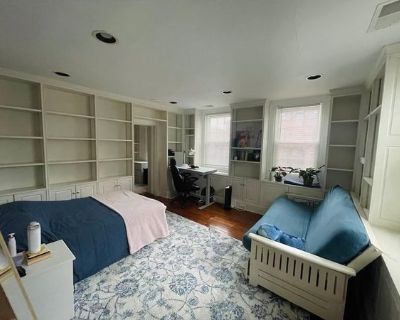 Ahnecia G. (Has an Apartment) on iROOMit. Room in the 3 Bedroom 2BA Apartment...