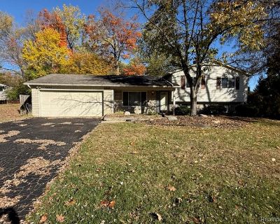 7072 Lee Crest Drive. Property for Rent in West Bloomfield, MI for $2,600 with 3 bedrooms and 2 full baths, 1 half bath. This 2,237 square foot property was built in 1966 on a lot size of 0.4.. Beautiful Tri-level in popular Woodcrest sub in West Bloomfield. The 1st floor boasts a sleek eat in Kitchen with granite, custom backsplash, and top of the line cabinets, and LVP flooring. Door wall off...