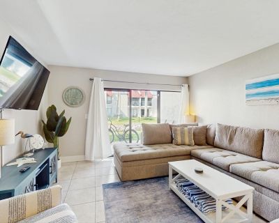 2 Bedroom 2BA Pet-Friendly Condo Vacation Rental in Runaway Bay 167, Bradenton Beach,...