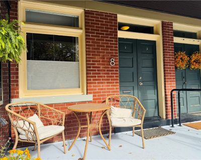 2 Bedroom 1BA 976 ft Condo For Sale in Friendship Park, PA