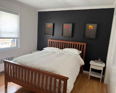 Private room with shared bathroom in a House with 2 roomies