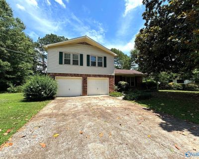 4 Bedroom 2BA 2003 ft Apartment For Rent in Huntsville, AL