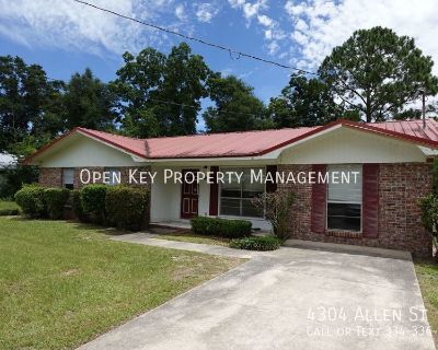 3 Bedroom 1BA 1440 ft Single-family home For Rent in Greenwood, FL