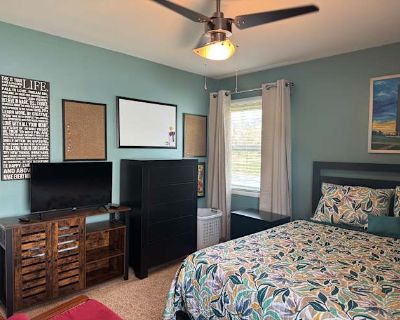 Private room with shared bathroom in a House with 1 roomie, Bowie, MD 20715