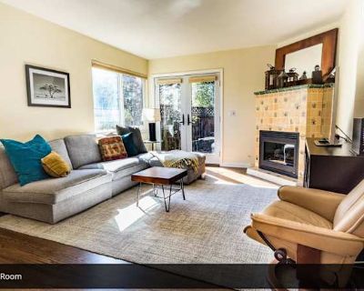 Private room with shared bathroom in an apartment with 1 roomie